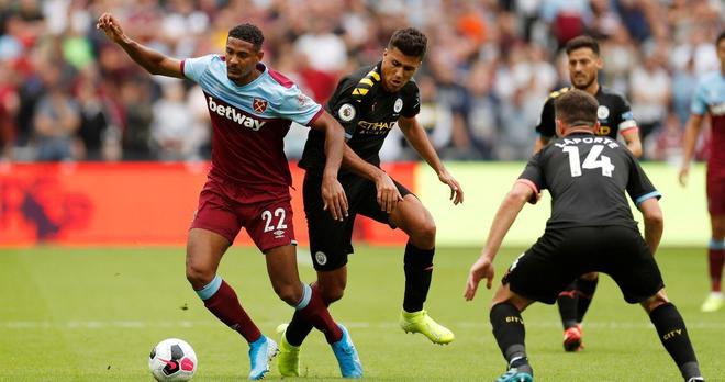 极速飞驰！25岁哈兰德狂轰英超百球，即将超越德罗巴和C罗（风驰电掣！25岁哈兰德英超进球破百，逼近德罗巴与C罗纪录）