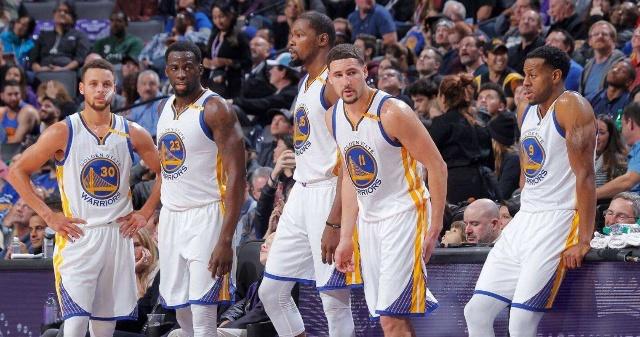 世界第一人！约基奇56+16+15集锦 末节加时爆发拒绝逆转（当世无双！约基奇56+16+15高光集锦 末节与加时接管比赛挫败逆转）