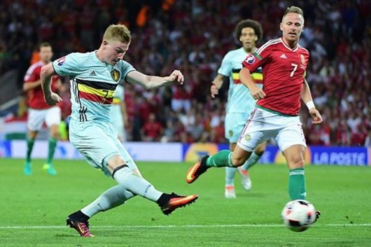 湾湾美女球迷穿老詹球衣看湖人：人生一定要去看一场NBA（台湾美女球迷穿詹姆斯球衣现场看湖人：人生至少要看一次NBA）