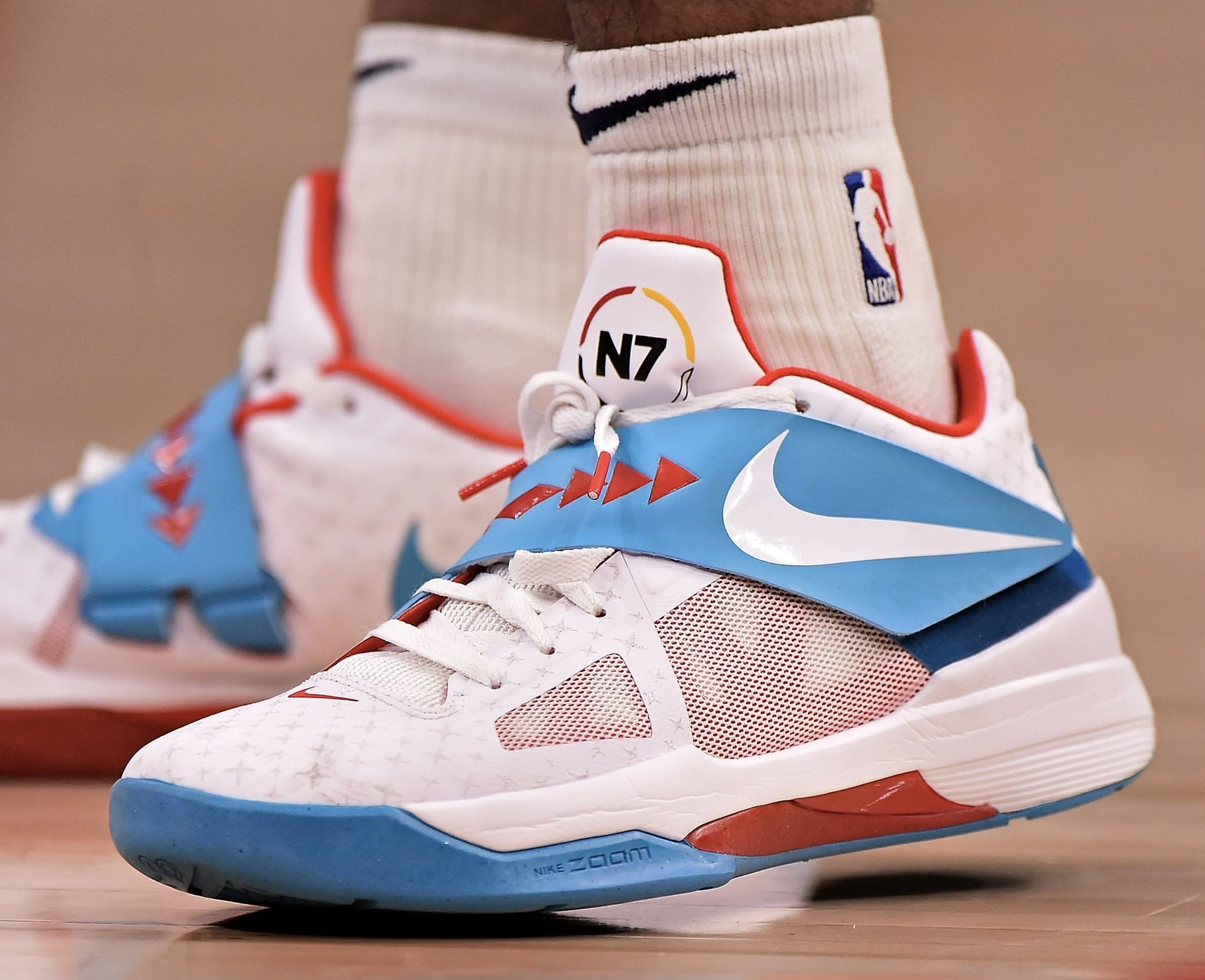 有争议？广东德比最后3秒广州球员疑似2次犯规裁判未吹罚（广东德比最后3秒引争议：广州球员疑似连续两次犯规却未被判罚）