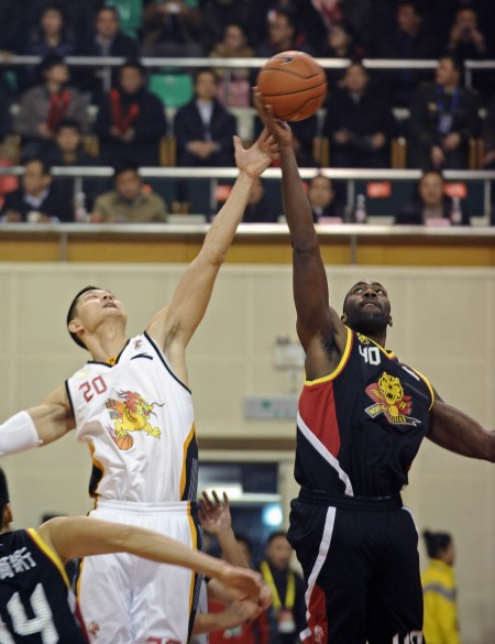 半场战报：瓦伦西亚0-0皇家贝蒂斯，安东尼、阿布德失良机（中场战况：瓦伦西亚与皇家贝蒂斯0-0互交白卷，安东尼与阿布德错失良机）