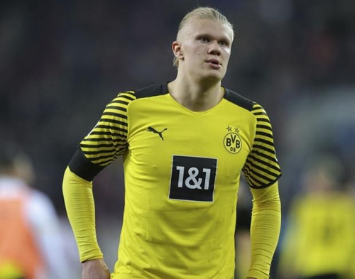 湖人对阵绿军，半场战况激烈（湖人迎战绿军，半场鏖战胶着）