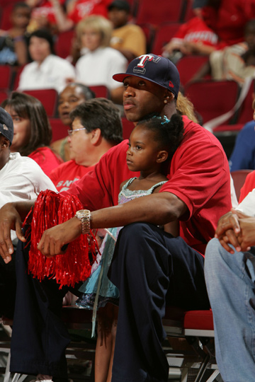 NBA精彩回放：湖人绝杀凯尔特人,（NBA高光时刻：湖人压哨击败凯尔特人）