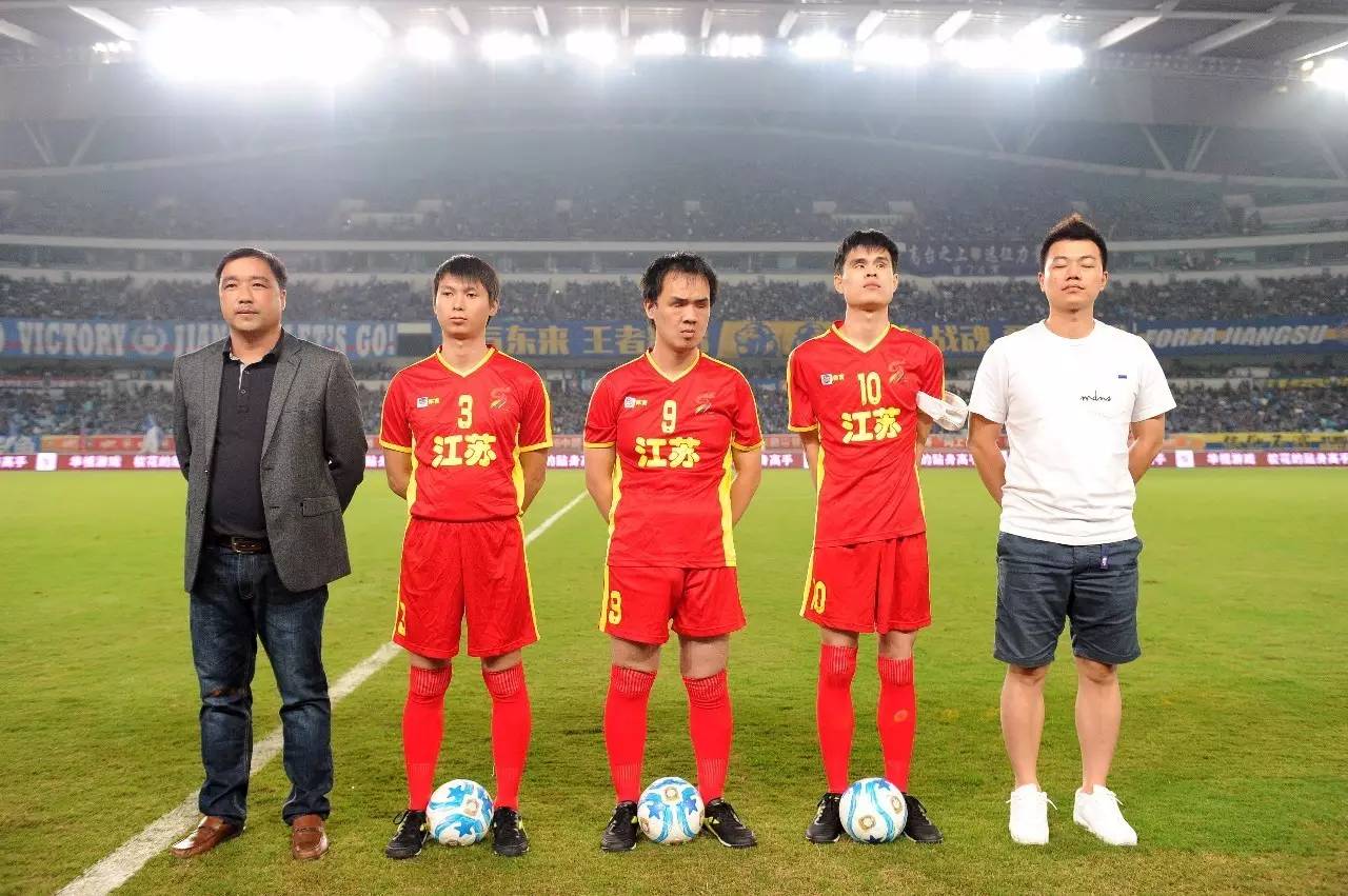 记者：皇马更衣室很团结，球员私下进行了交流以保持竞技表现（记者称皇马队内氛围融洽，球员私下沟通以维持竞技状态）