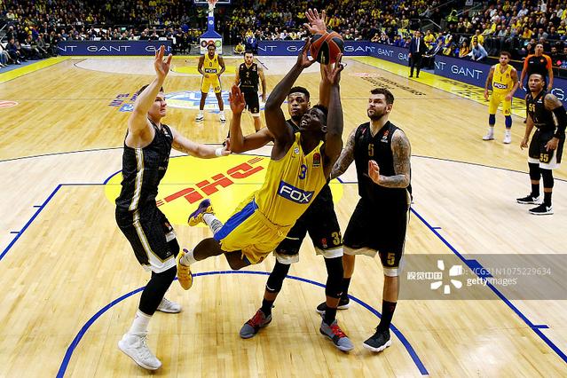 东契奇伤退，球队面临挑战（东契奇因伤退场，球队迎来考验）