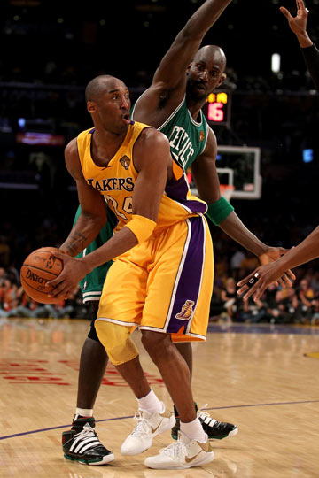 冲击力十足！郭昊文强攻再度打进加罚 半节时间砍下10分（气势炸裂！郭昊文强突再成2+1，半节轰下10分）